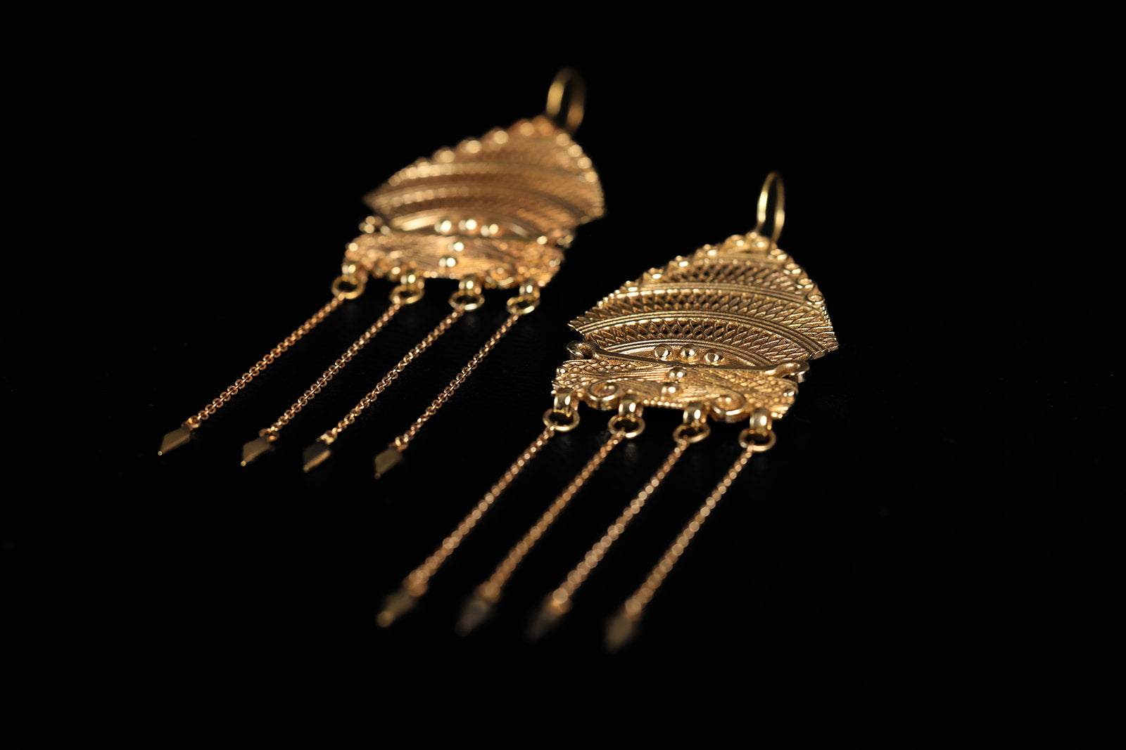 Boucles d’oreilles dorées en filigrane, en forme de triangle éventail avec fines chaînes pendantes, bijoux élégants au style chandelier. - NOIR KĀLA