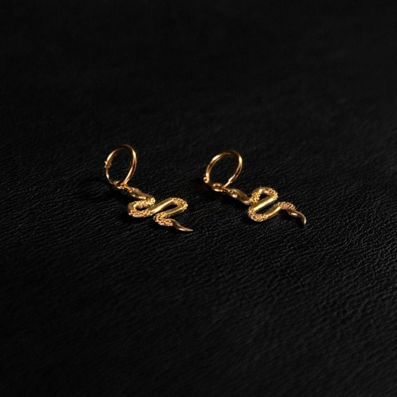Serpentine | Boucles d'oreilles créoles à breloques - Or - NOIR KĀLA