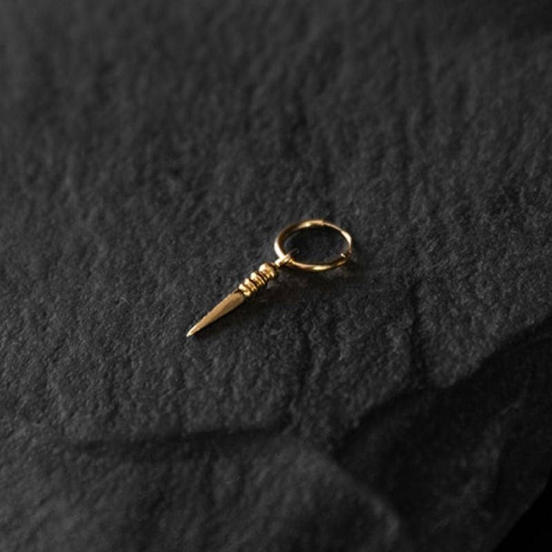 Tiny Phurba | Boucle d'oreille créole solo à breloques - Or - NOIR KĀLA