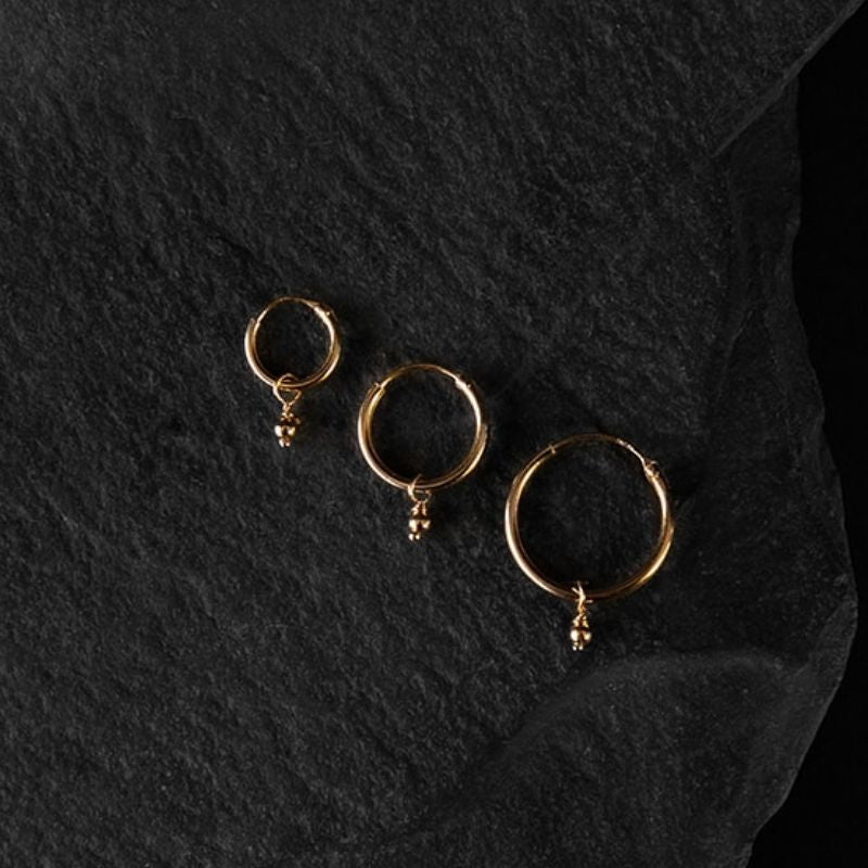 Starseed | Boucles d'oreilles créoles à breloques - Or - NOIR KĀLA