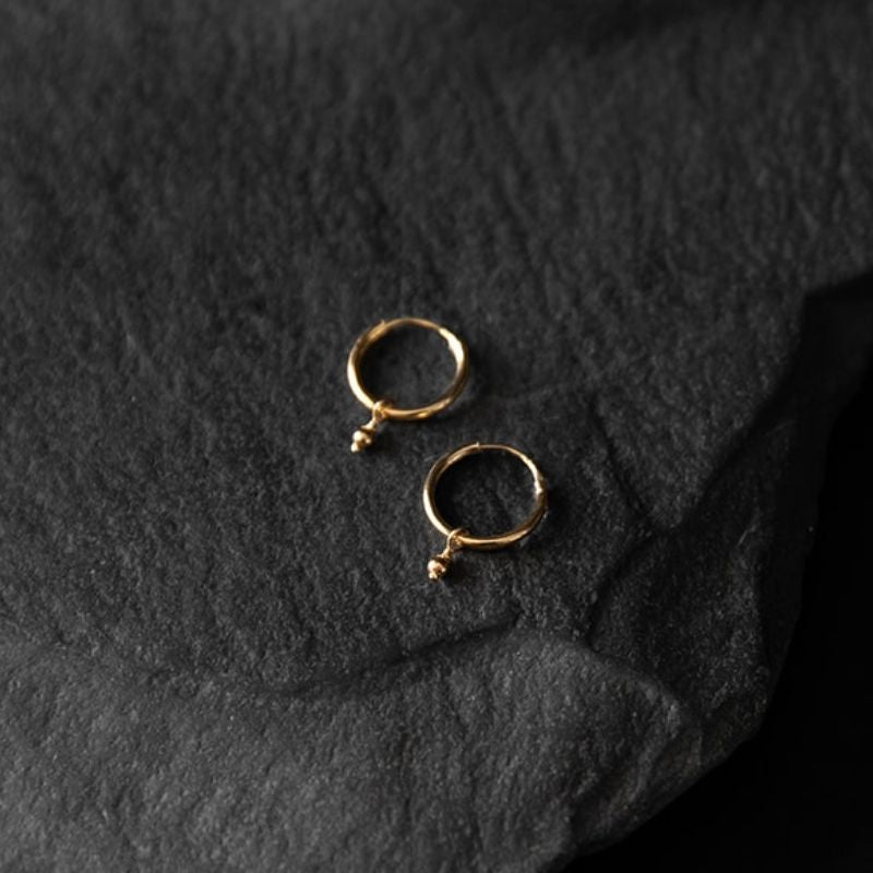 Starseed | Boucles d'oreilles créoles à breloques - Or - NOIR KĀLA