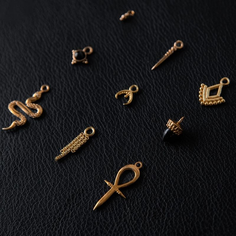 Mélangez et assortissez les breloques et les créoles | Ensemble de boucles d'oreilles personnalisables - Or - NOIR KĀLA