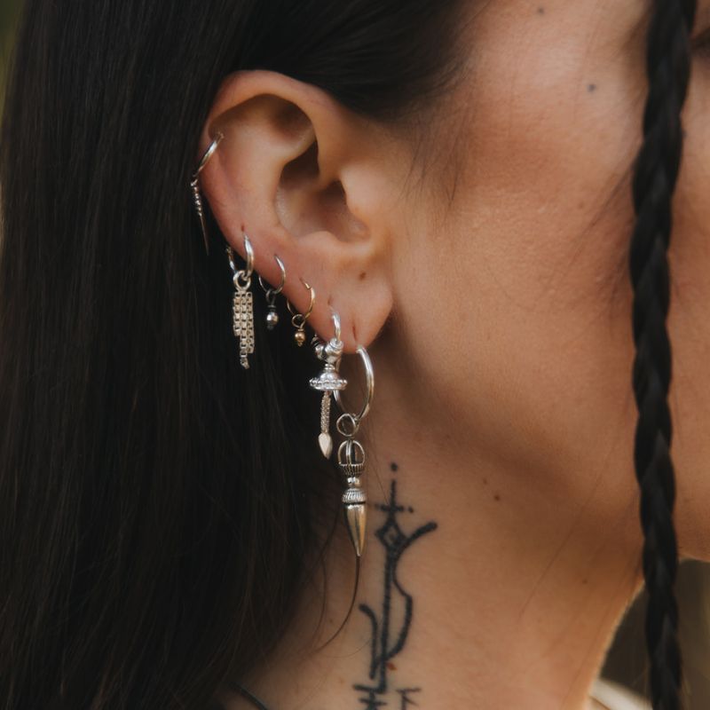 Triad Link | Boucles d'oreilles créoles à breloques - NOIR KĀLA