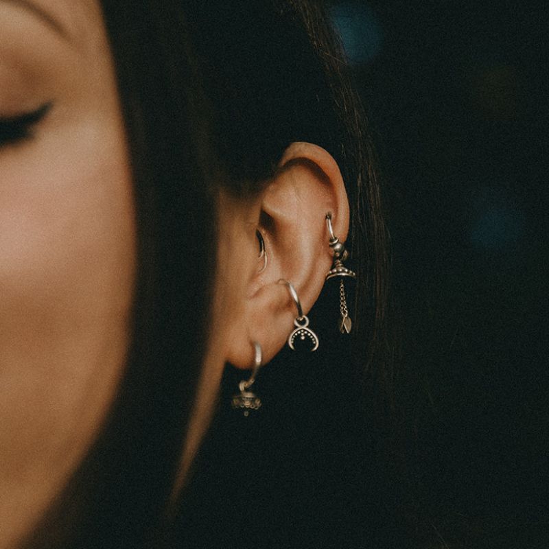 Crescent Moon | Boucles d'oreilles créoles à breloques - NOIR KĀLA