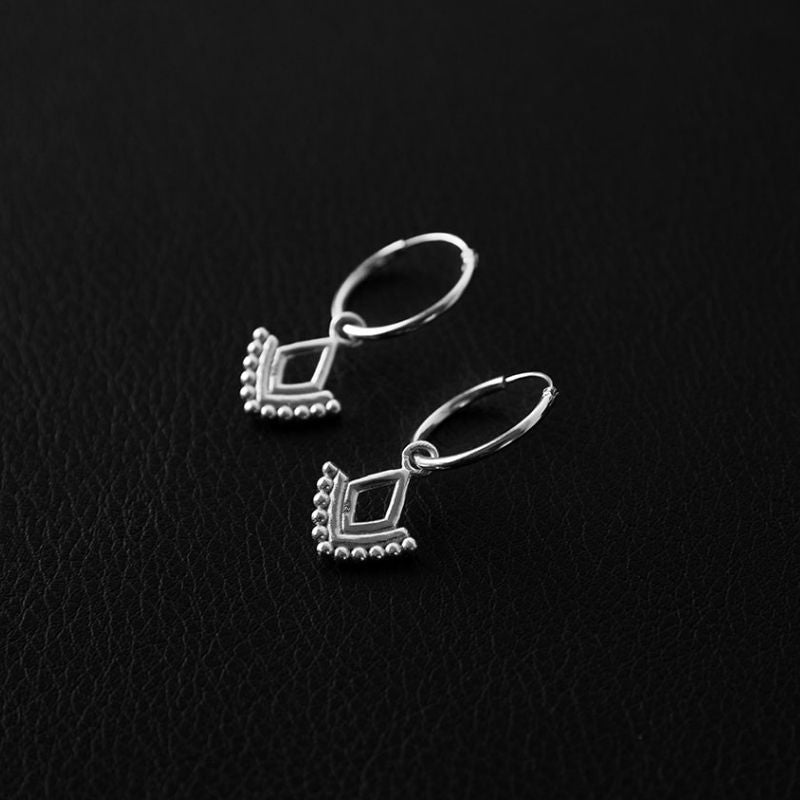 Arrow | Boucles d'oreilles créoles à breloques - NOIR KĀLA