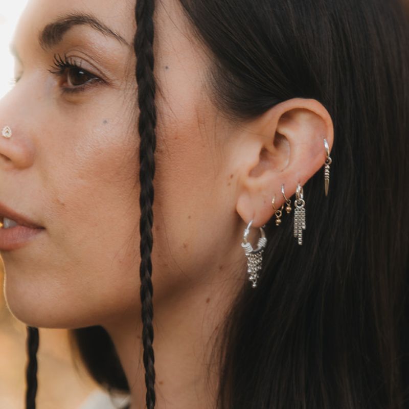 Triad Link | Boucles d'oreilles créoles à breloques - NOIR KĀLA