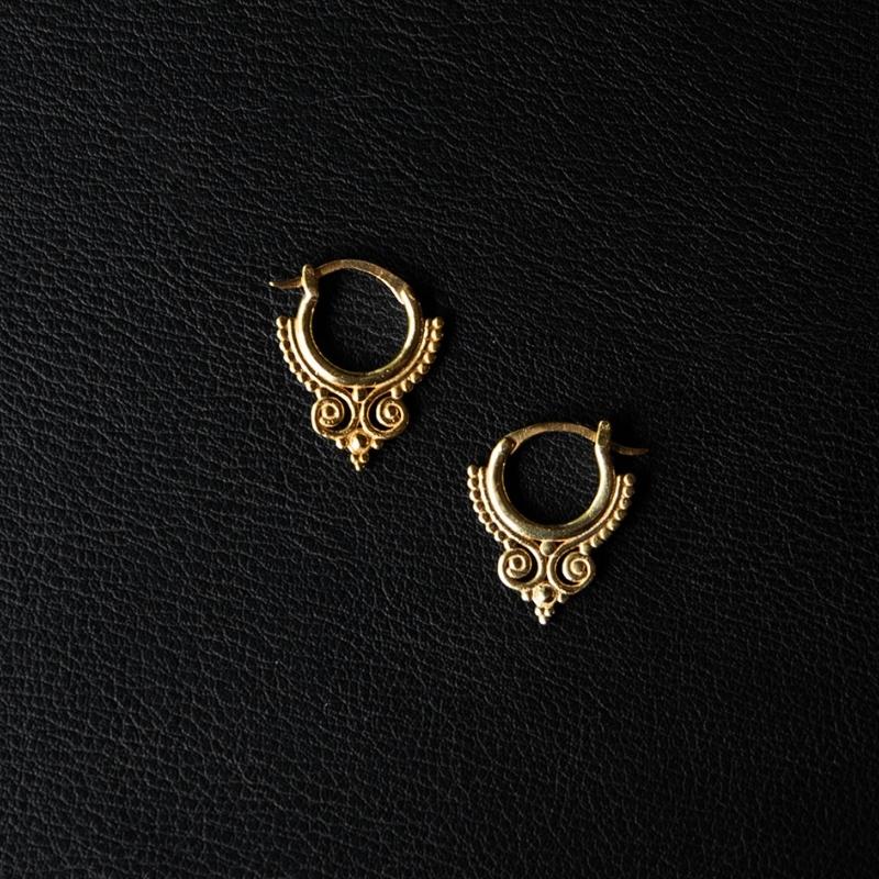 Beaded Crown | Boucles d'oreilles créoles - Or - NOIR KĀLA