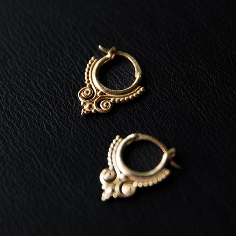 Beaded Crown | Boucles d'oreilles créoles - Or - NOIR KĀLA