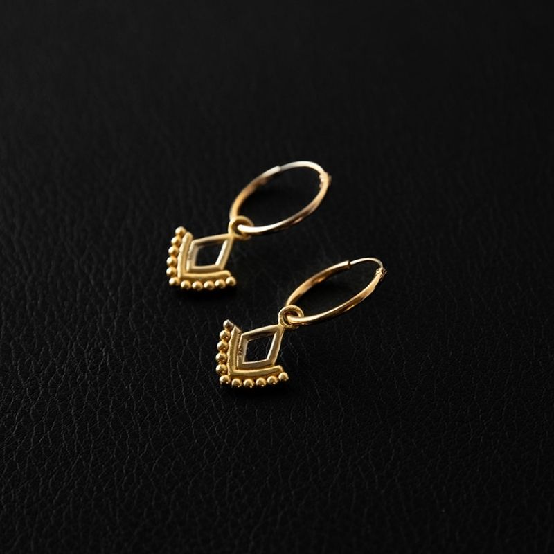 Arrow | Boucles d'oreilles créoles à breloques - Or - NOIR KĀLA