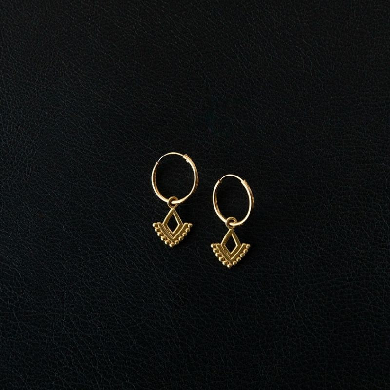 Arrow | Boucles d'oreilles créoles à breloques - Or - NOIR KĀLA