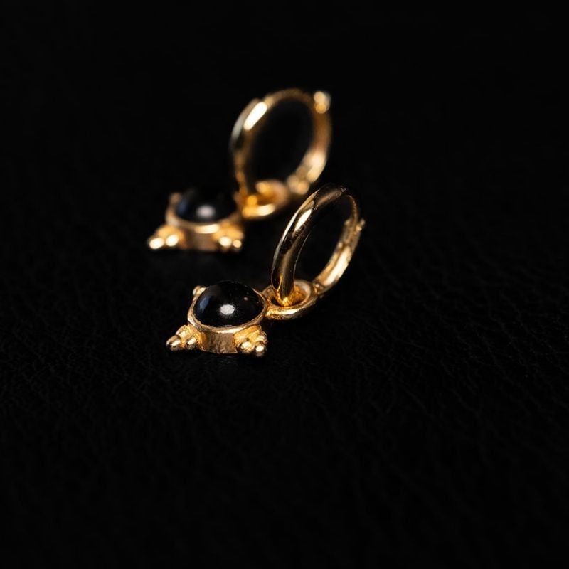 Dark Onyx | Boucles d'oreilles créoles à breloques - Or - NOIR KĀLA