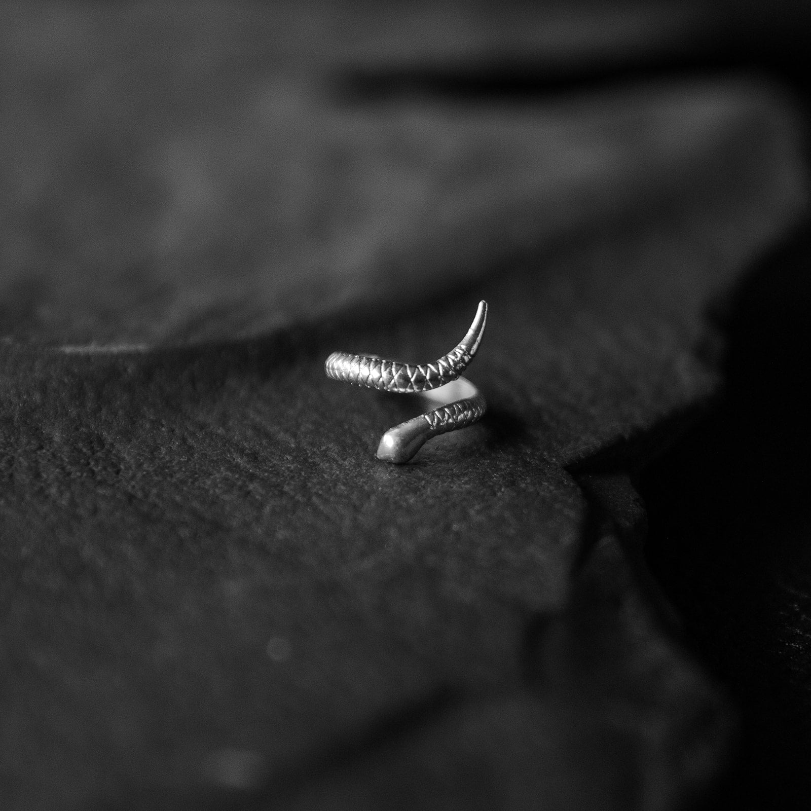 Serpentine | Bague Serpent - NOIR KĀLA