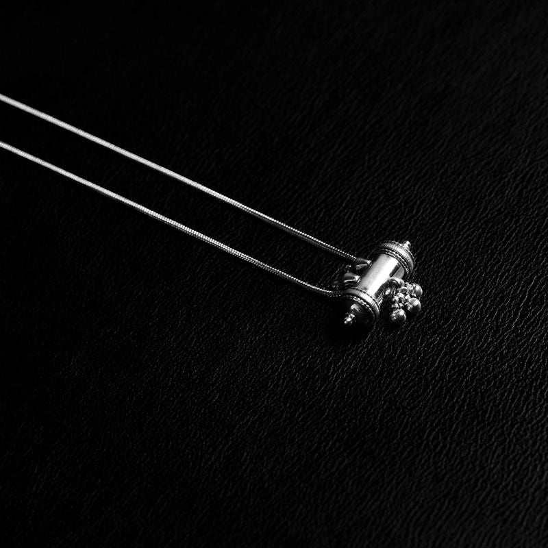 Wind Womxn Amulet | Collier pendentif - NOIR KĀLA
