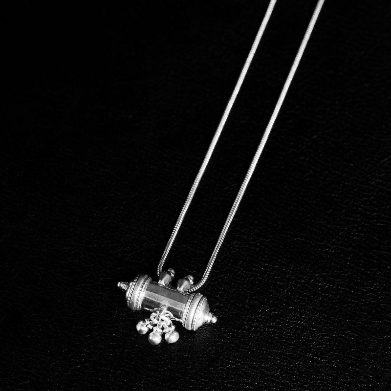 Wind Womxn Amulet | Collier pendentif - NOIR KĀLA