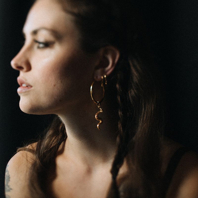 Serpent | Boucles d'oreilles créoles à breloques - Or - NOIR KĀLA
