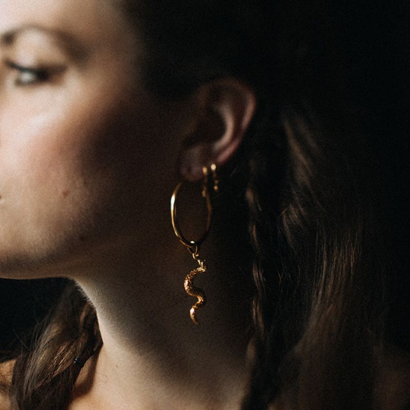 Serpent | Boucles d'oreilles créoles à breloques - Or - NOIR KĀLA