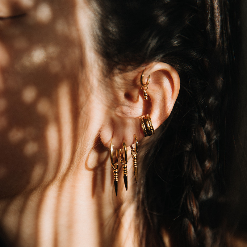 Tiny Phurba | Boucles d'oreilles créoles à breloques - Or