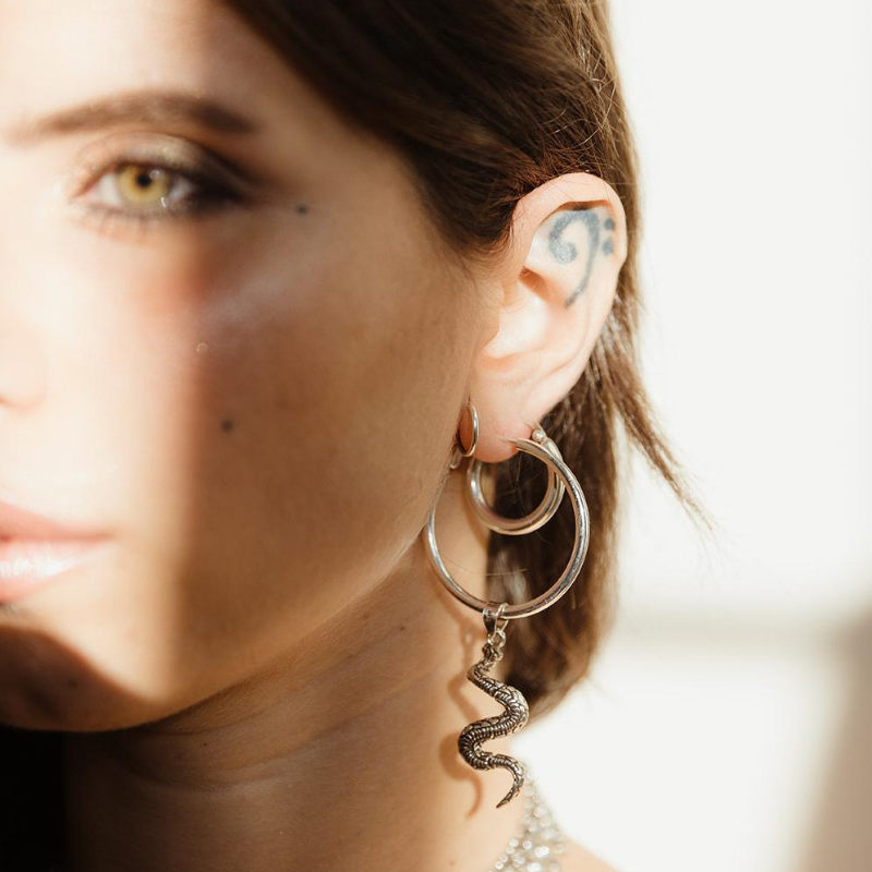 Serpent | Boucles d'oreilles créoles à breloques - NOIR KĀLA