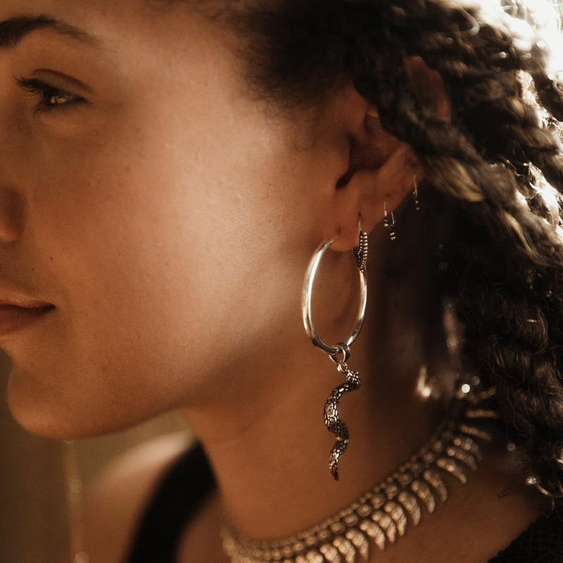 Serpent | Boucles d'oreilles créoles à breloques - NOIR KĀLA