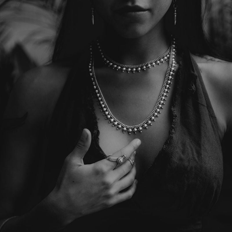Devī I | Collier tour de cou - Laiton - NOIR KĀLA
