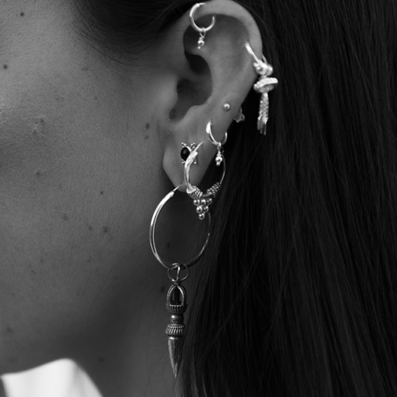 Beaded Mountain | Boucles d'oreilles créoles - NOIR KĀLA
