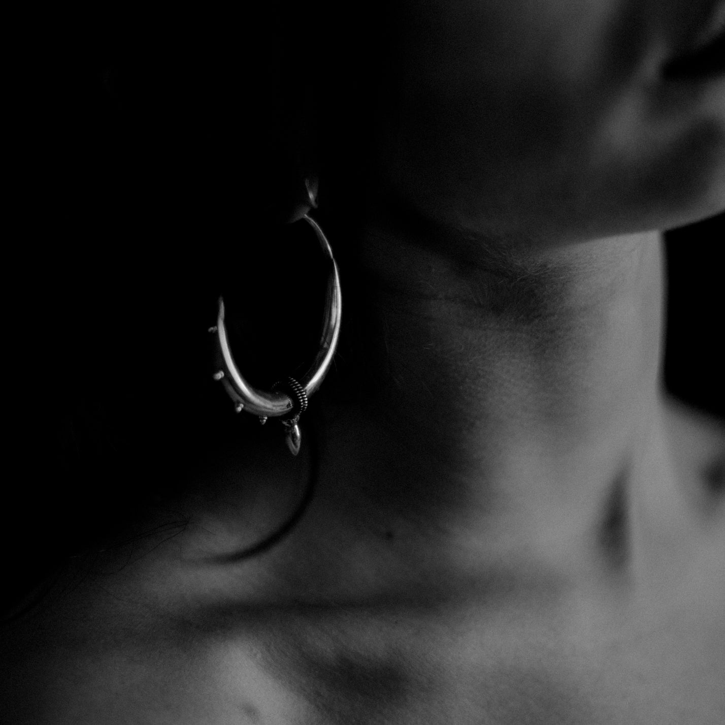 Pushkar | Boucles d'oreilles créoles - NOIR KĀLA