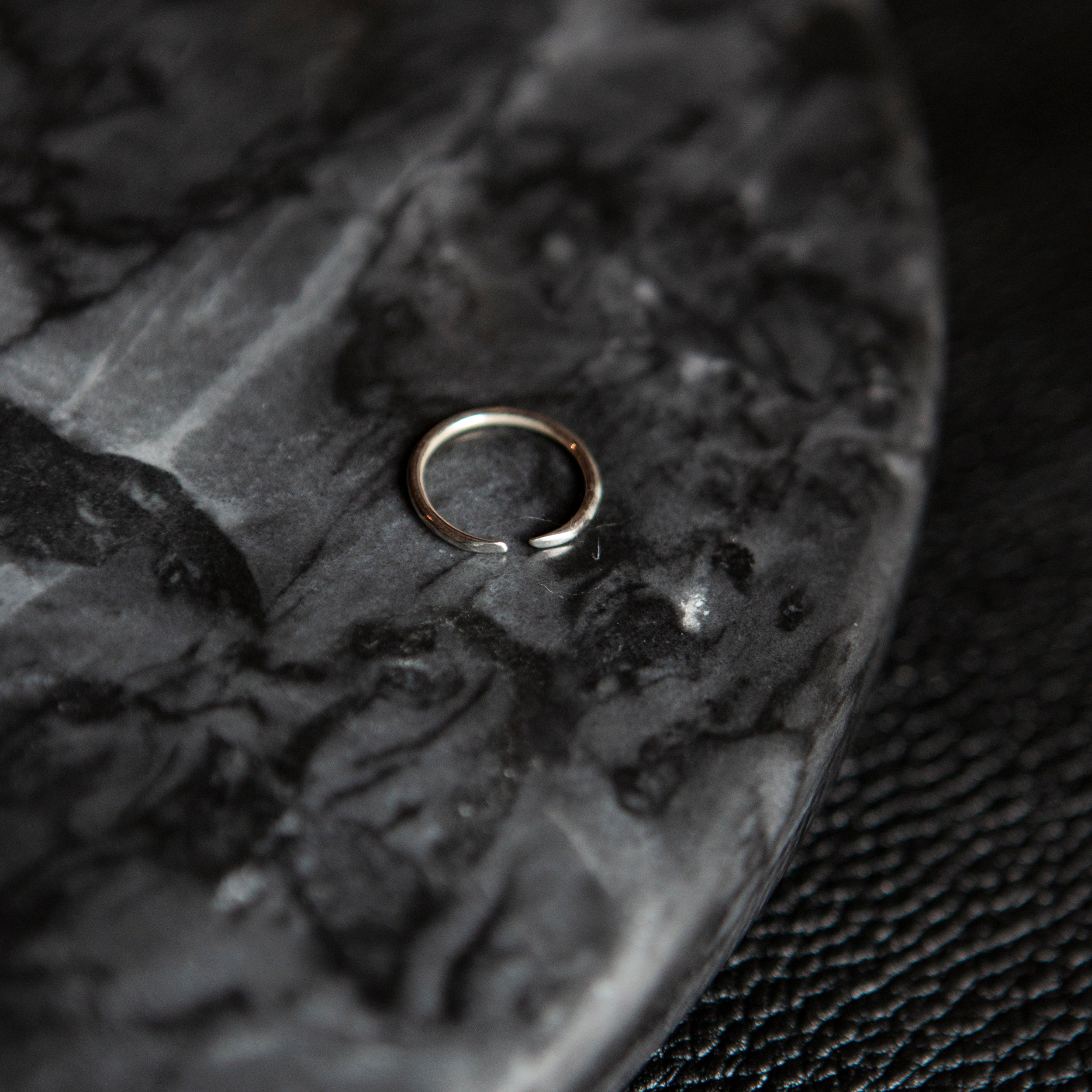 Open Circle | Bague - NOIR KĀLA
