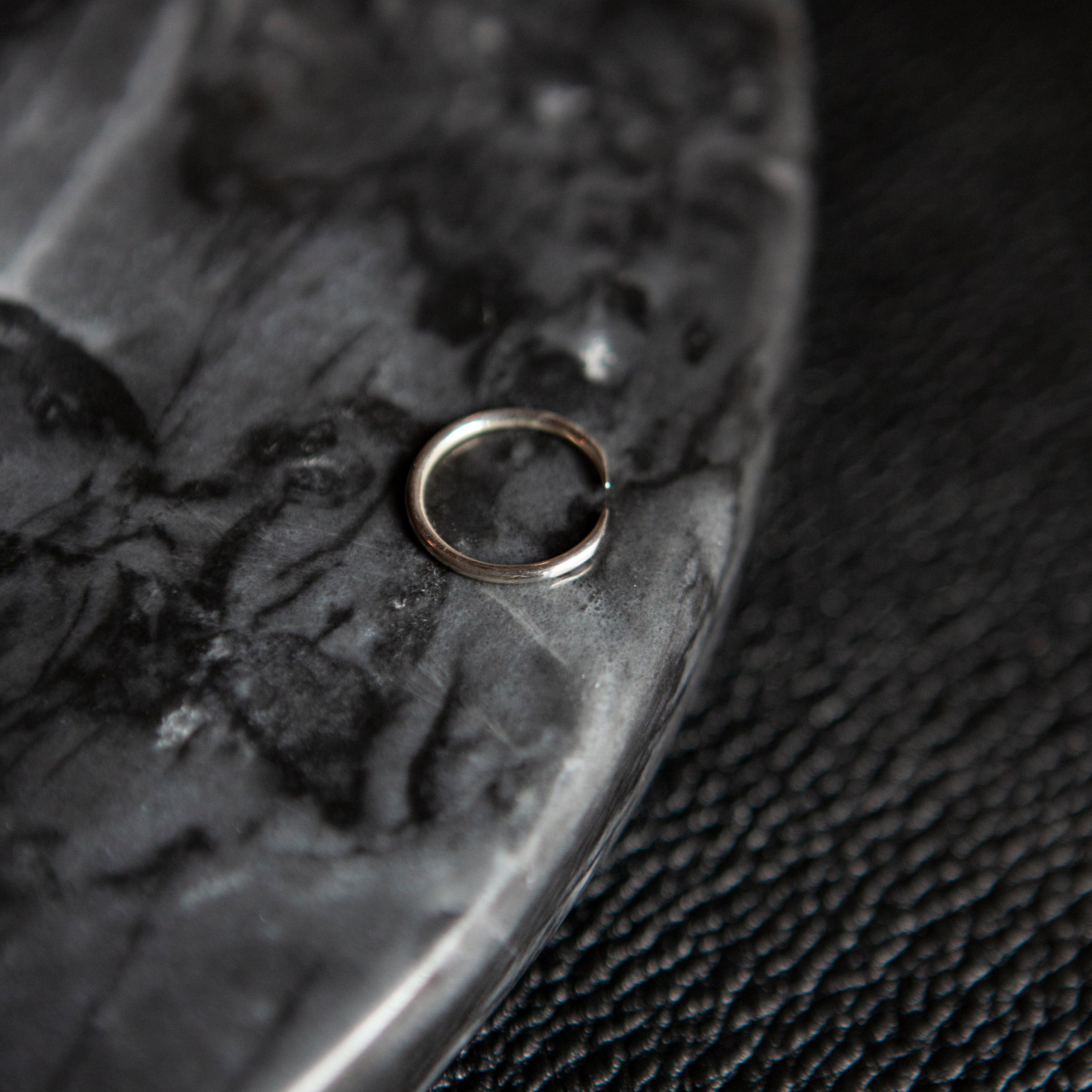 Open Circle | Bague - NOIR KĀLA