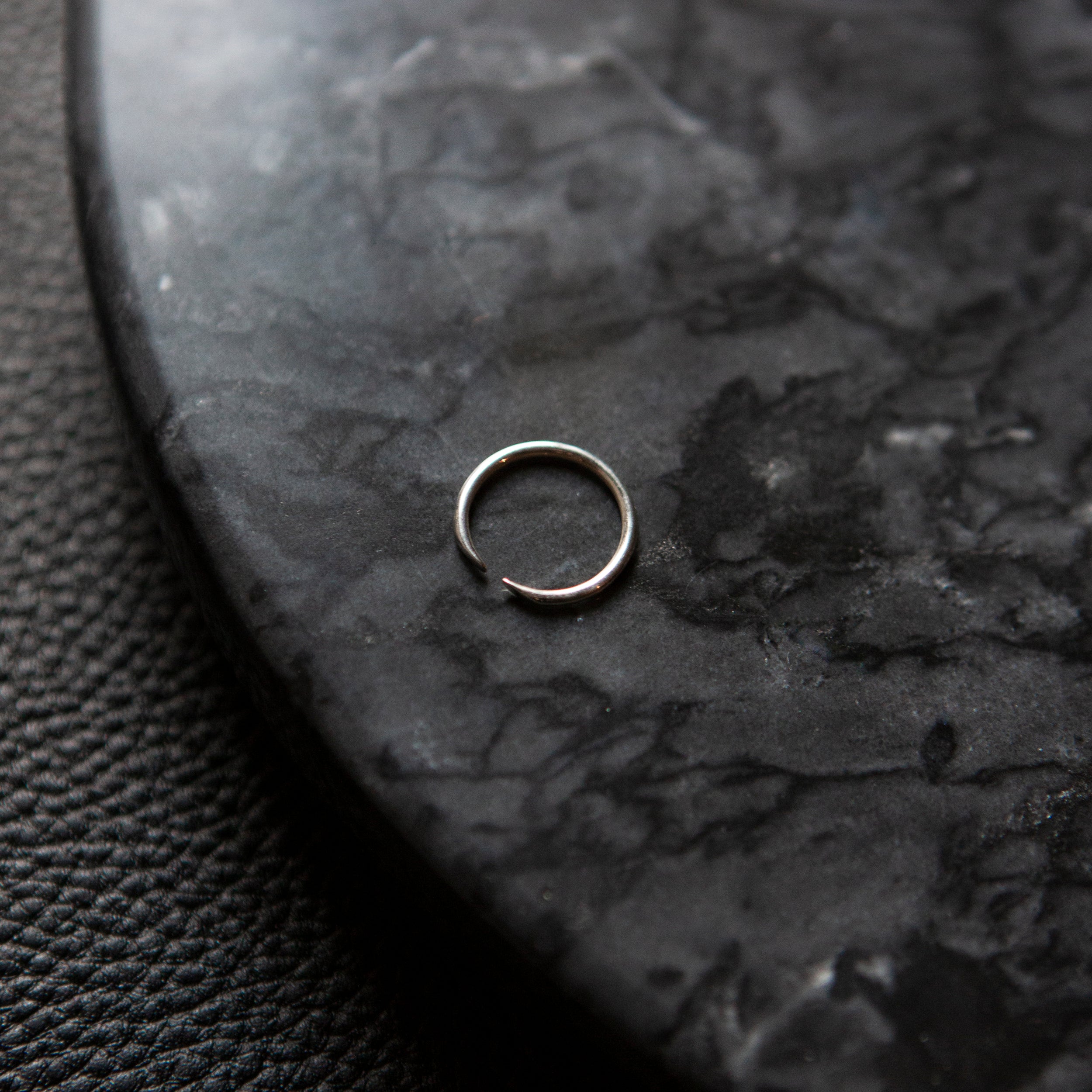 Open Circle | Bague - NOIR KĀLA