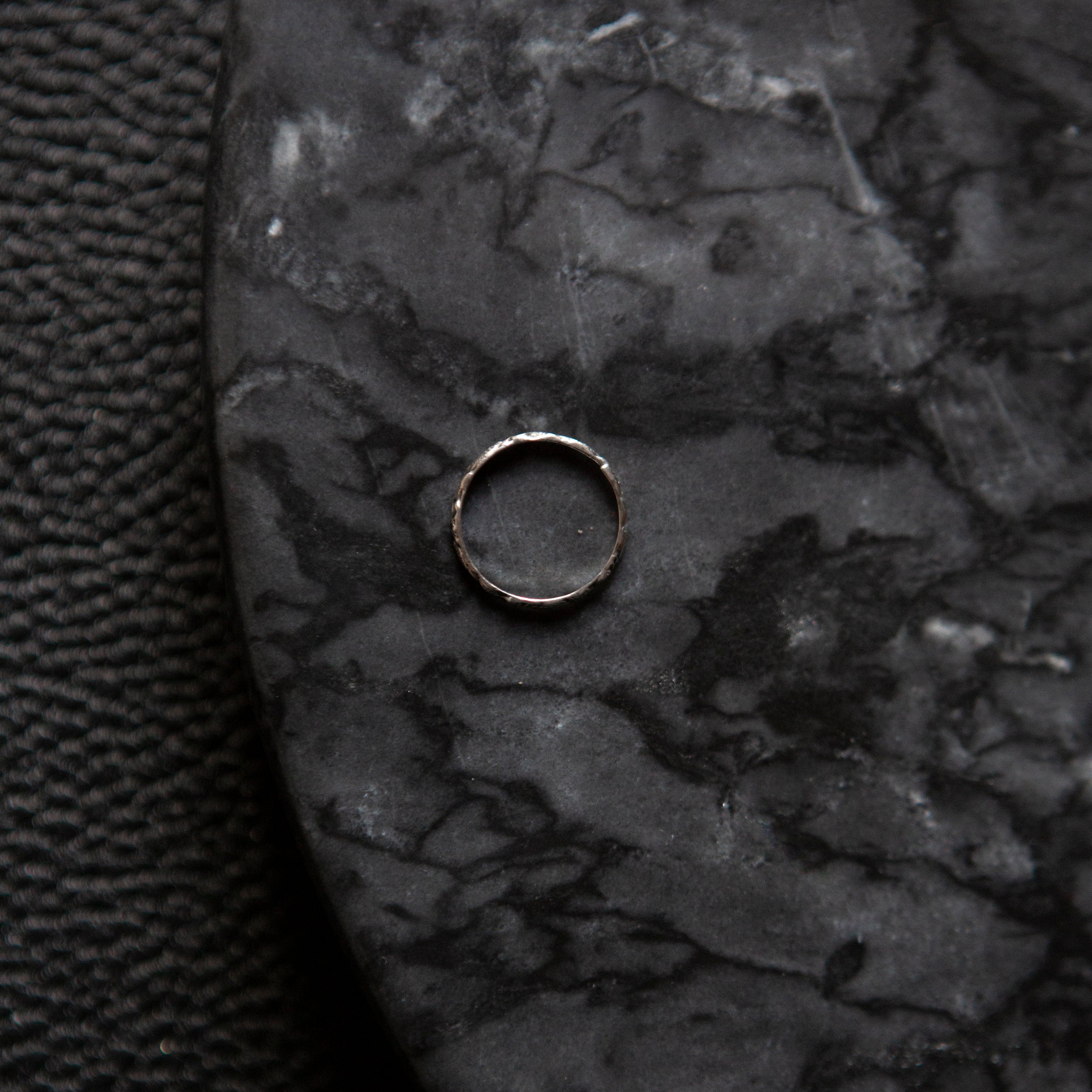 Handcarved Circle | Bague - NOIR KĀLA