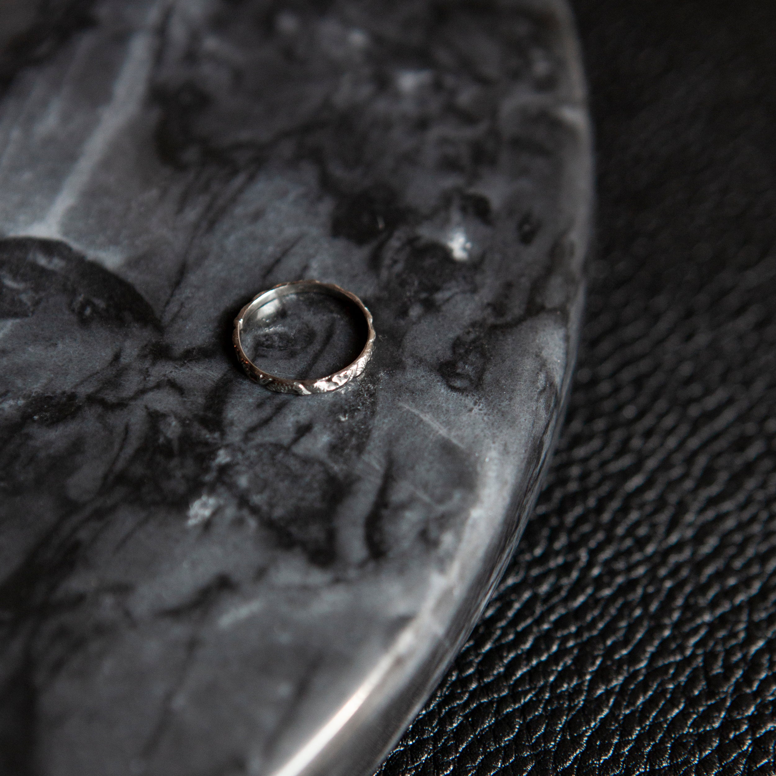 Handcarved Circle | Bague - NOIR KĀLA