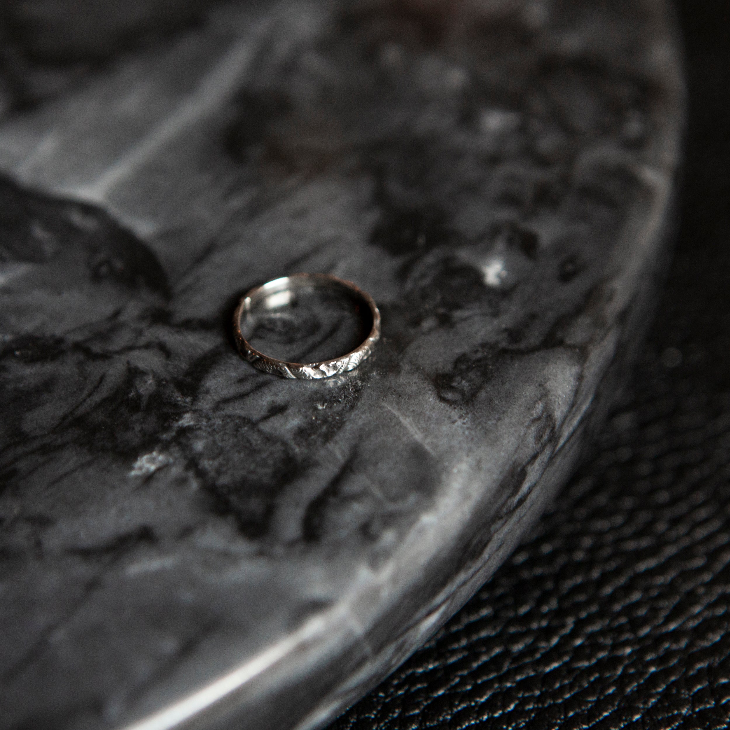 Handcarved Circle | Bague - NOIR KĀLA