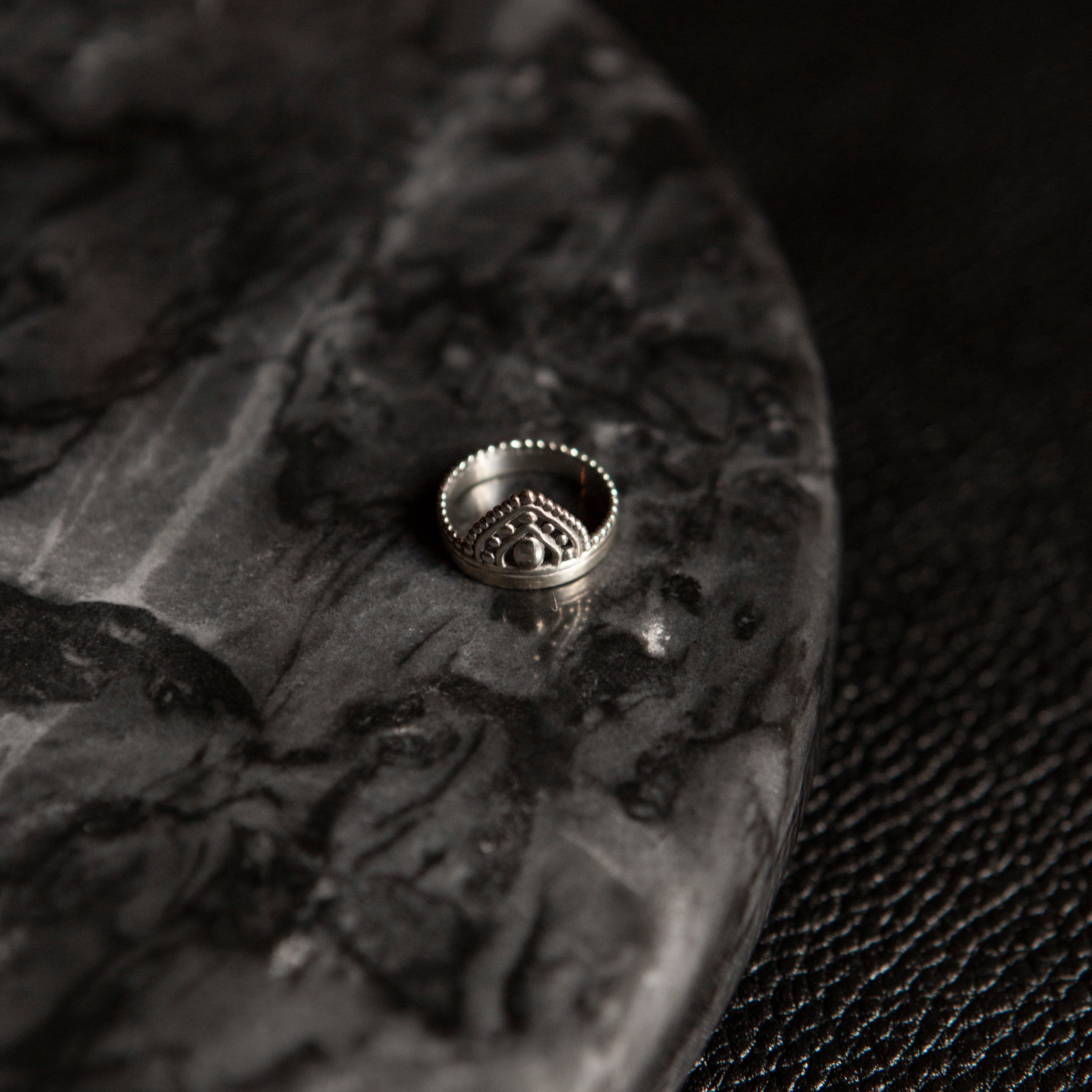 Devī | Bague - NOIR KĀLA
