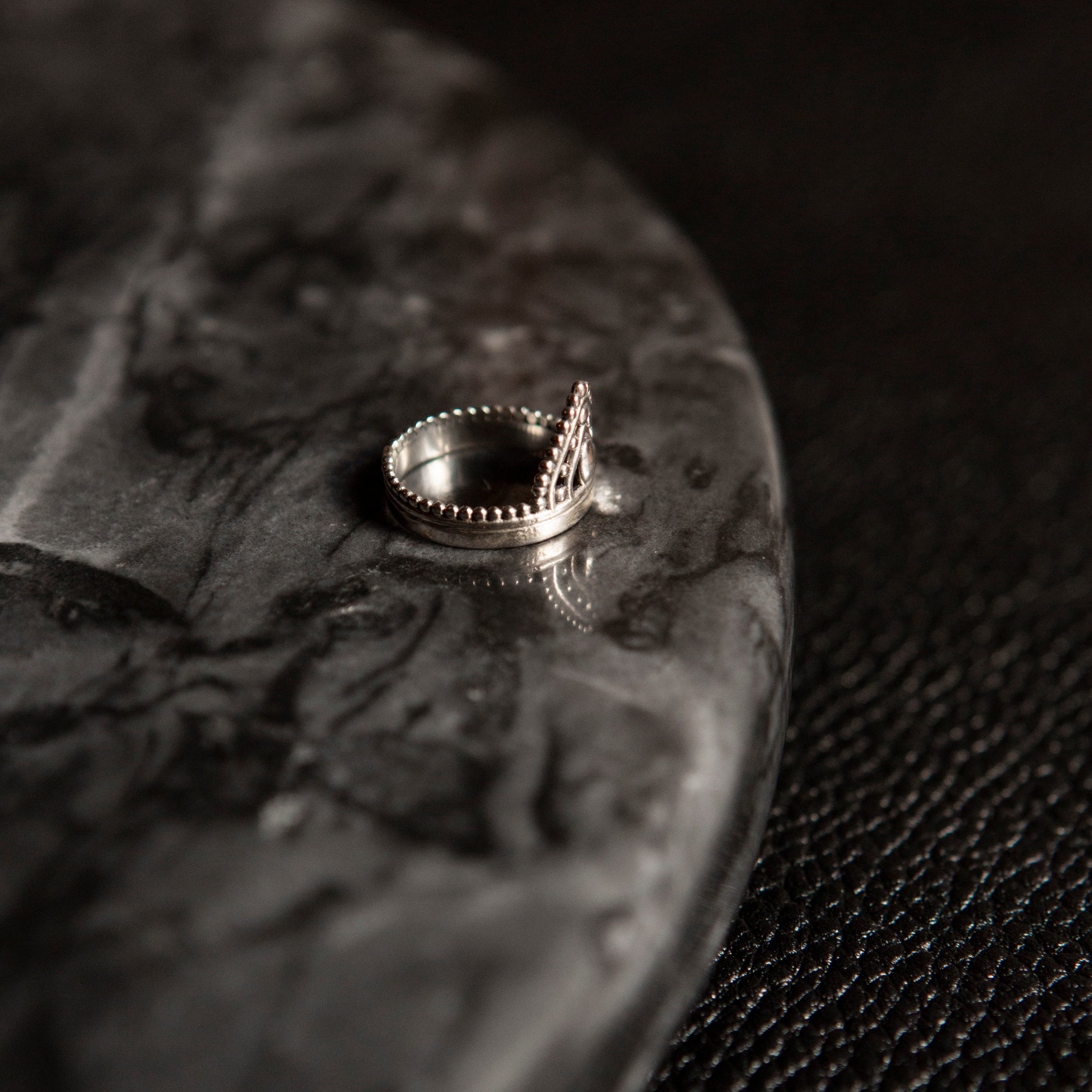Devī | Bague - NOIR KĀLA