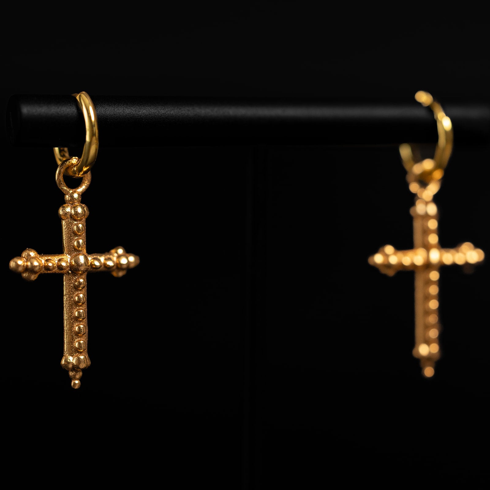 Ancient Cross | Boucles d'oreilles créoles avec breloques - Or