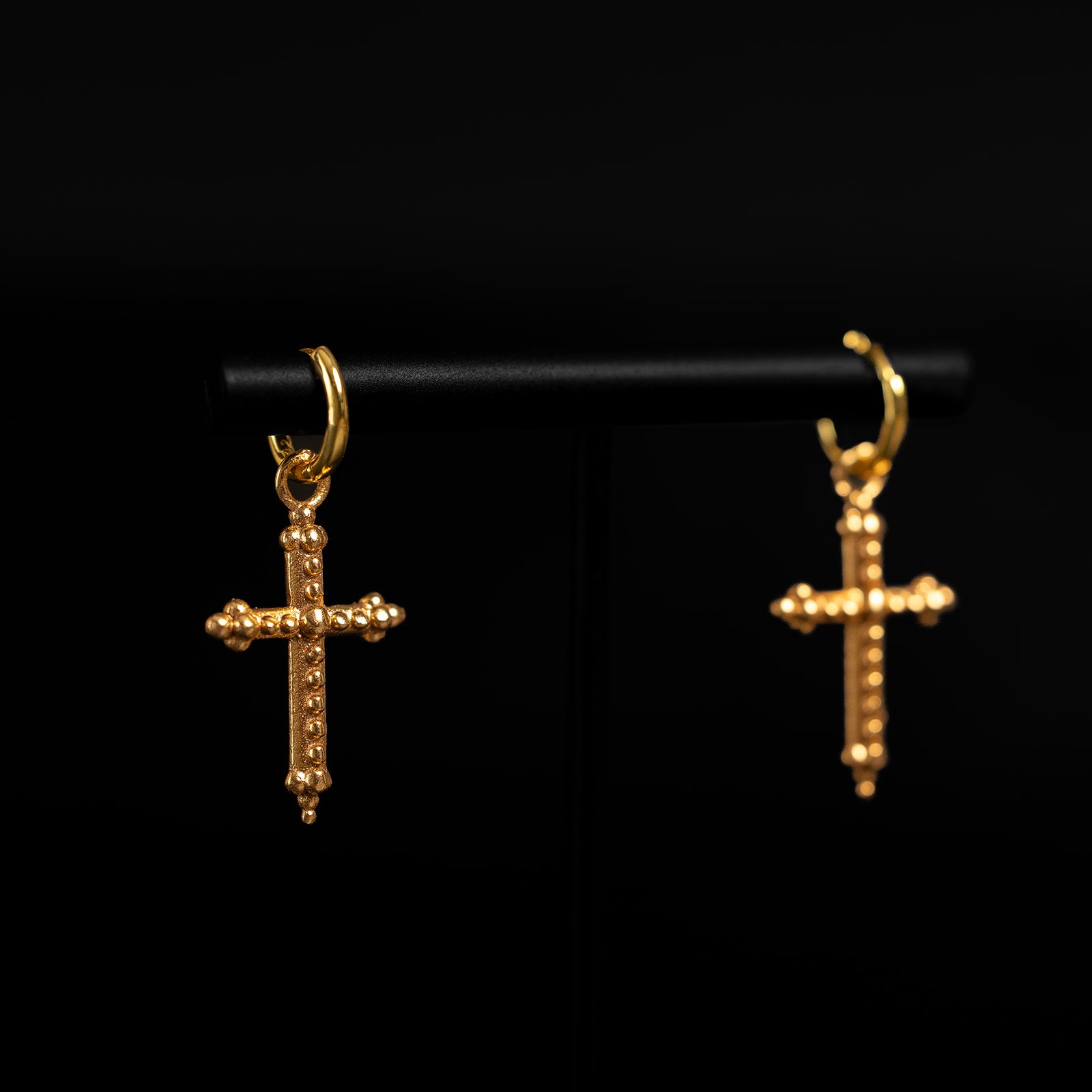 Ancient Cross | Boucles d'oreilles créoles avec breloques - Or