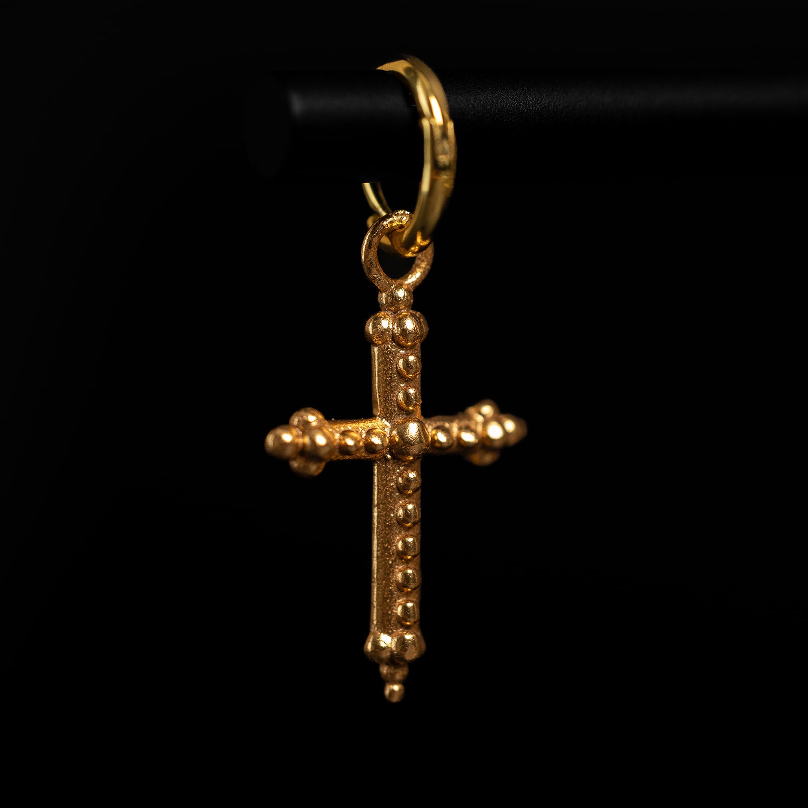 Ancient Cross | Solo Boucle d'oreille créole avec breloque - Or
