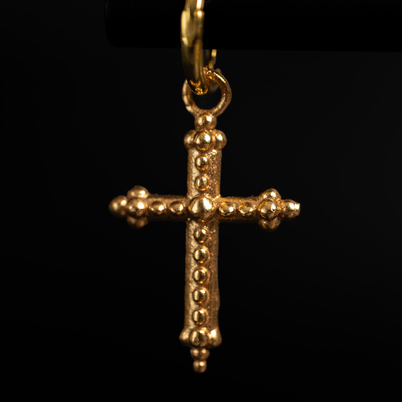 Ancient Cross | Solo Boucle d'oreille créole avec breloque - Or