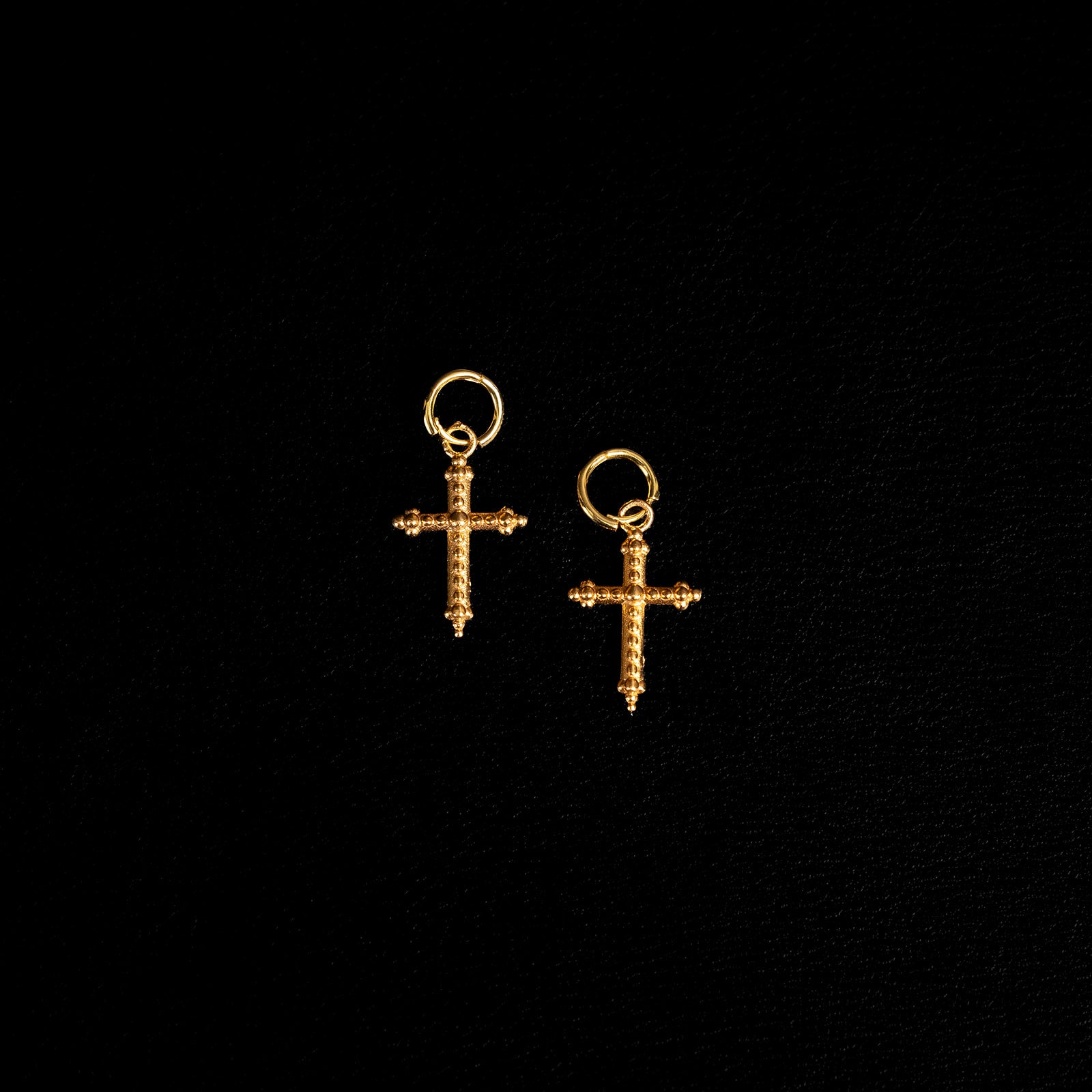Ancient Cross | Boucles d'oreilles créoles avec breloques - Or