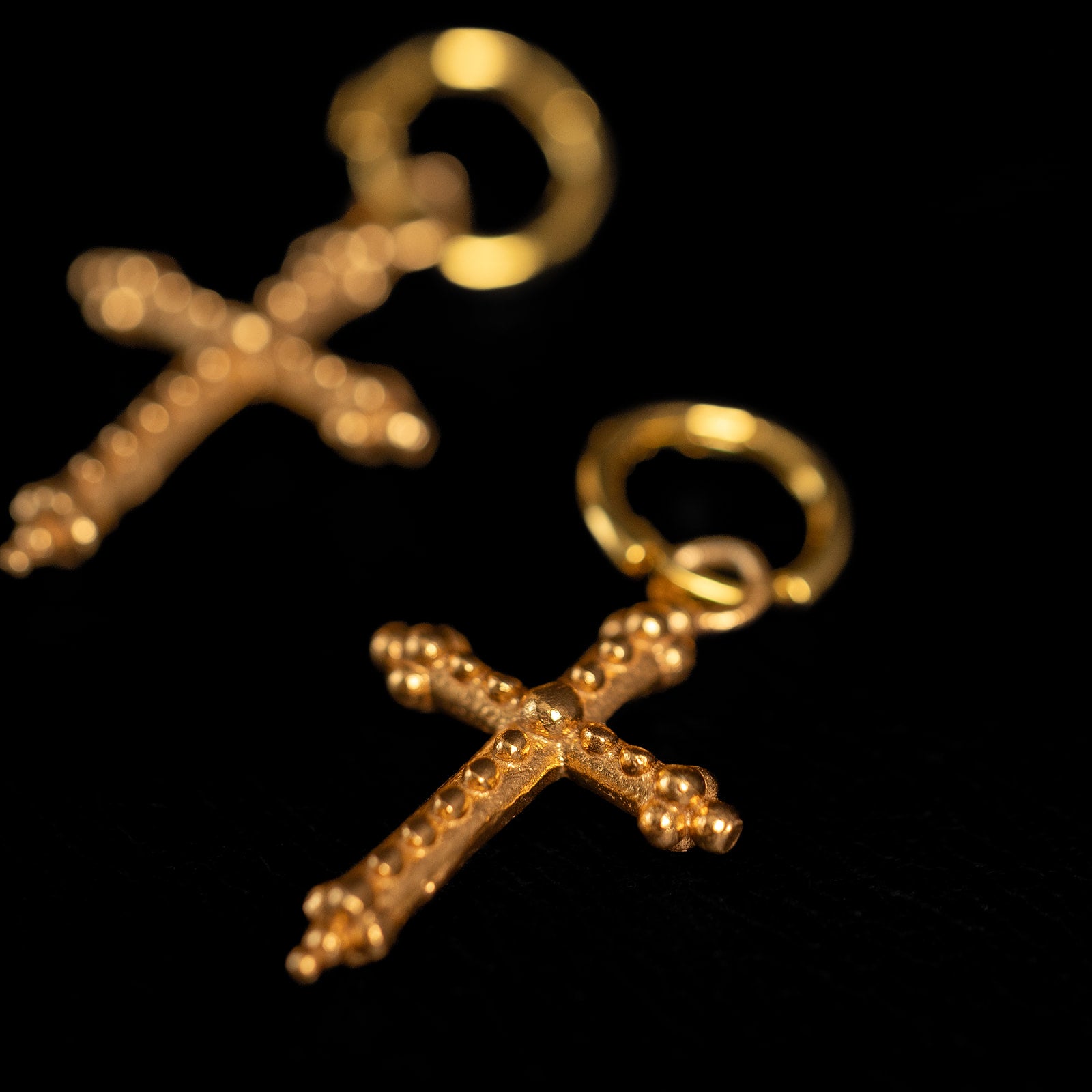Ancient Cross | Boucles d'oreilles créoles avec breloques - Or