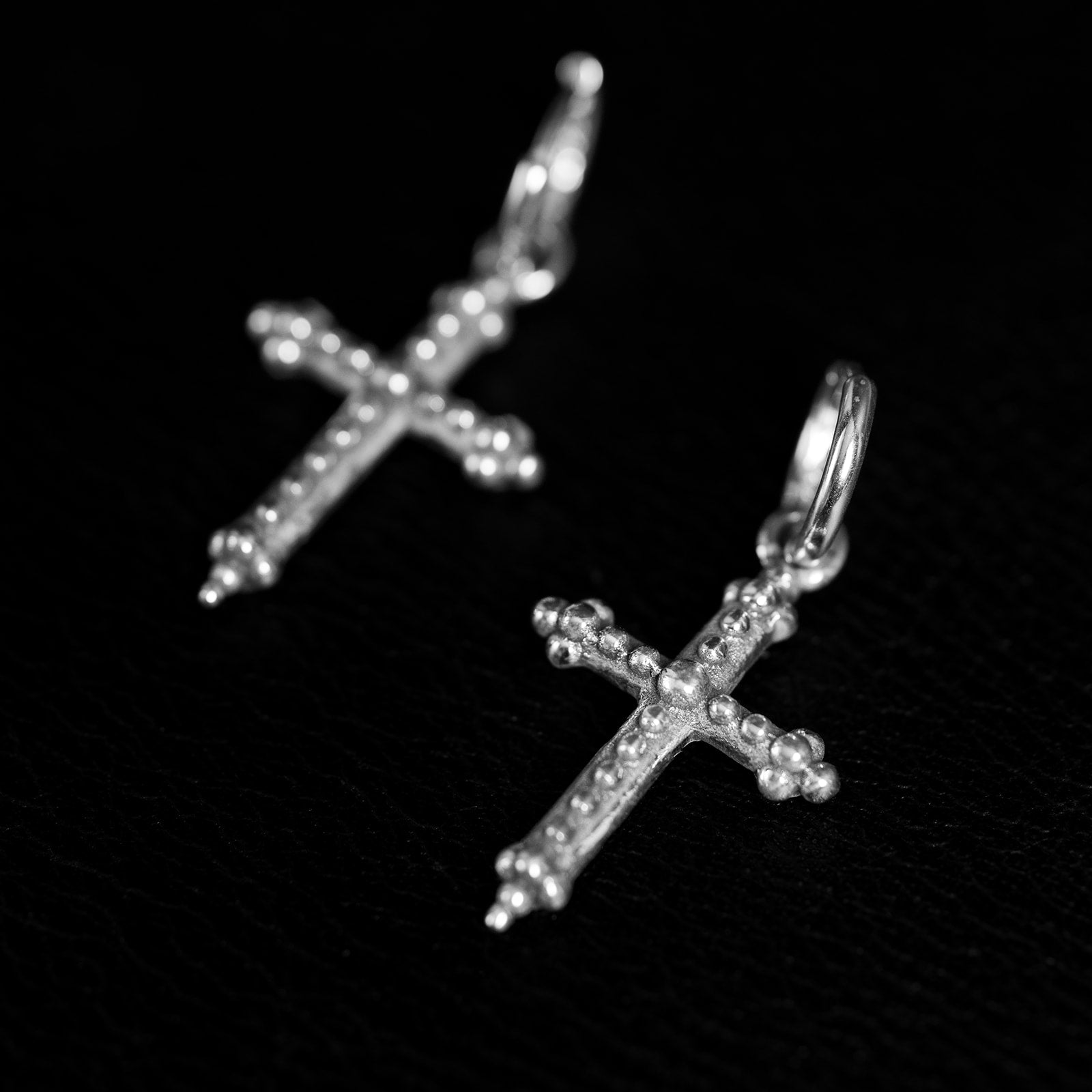 Ancient Cross | Boucles d'oreilles créoles avec breloques - Argent 925