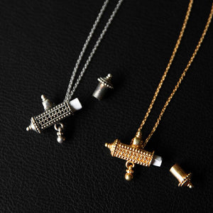 Prayer Amulet | Collier Pendentif